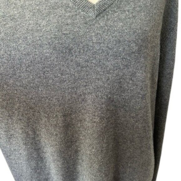 Neiman Marcus grey cashmere V-neck sweater size L - Picture 4 of 6